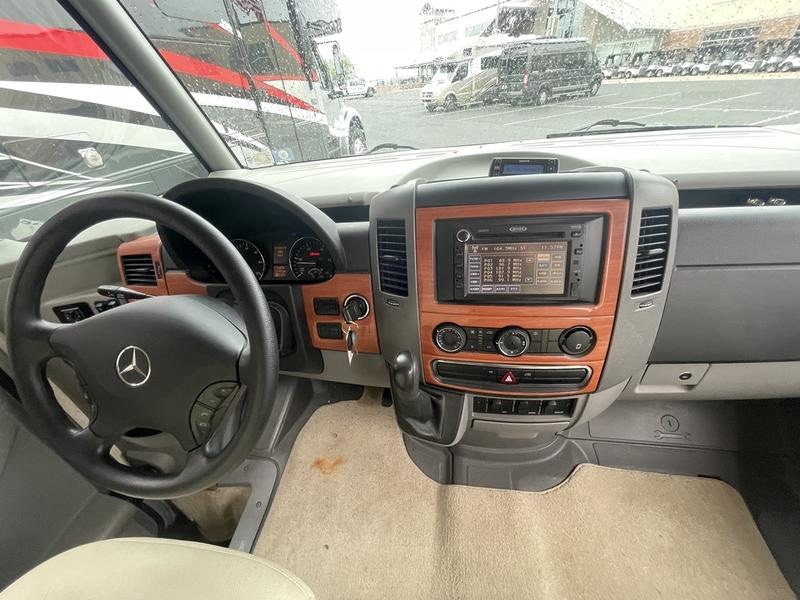 2011 Winnebago Via 25Q Photo in Staunton, VA 24401