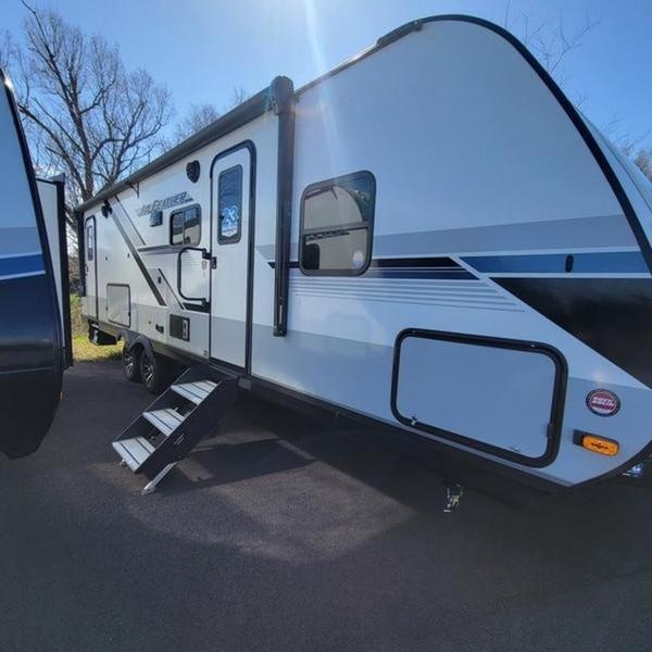 2024 Jayco Jay Feather 27BHB Photo in Staunton, VA 24401