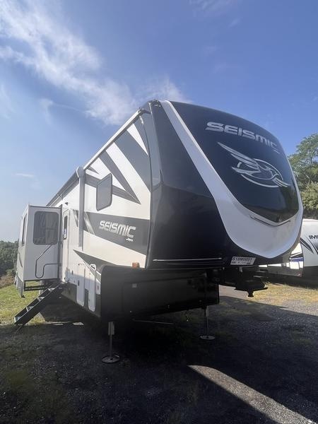 2025 Jayco 399 Photo in Staunton, VA 24401